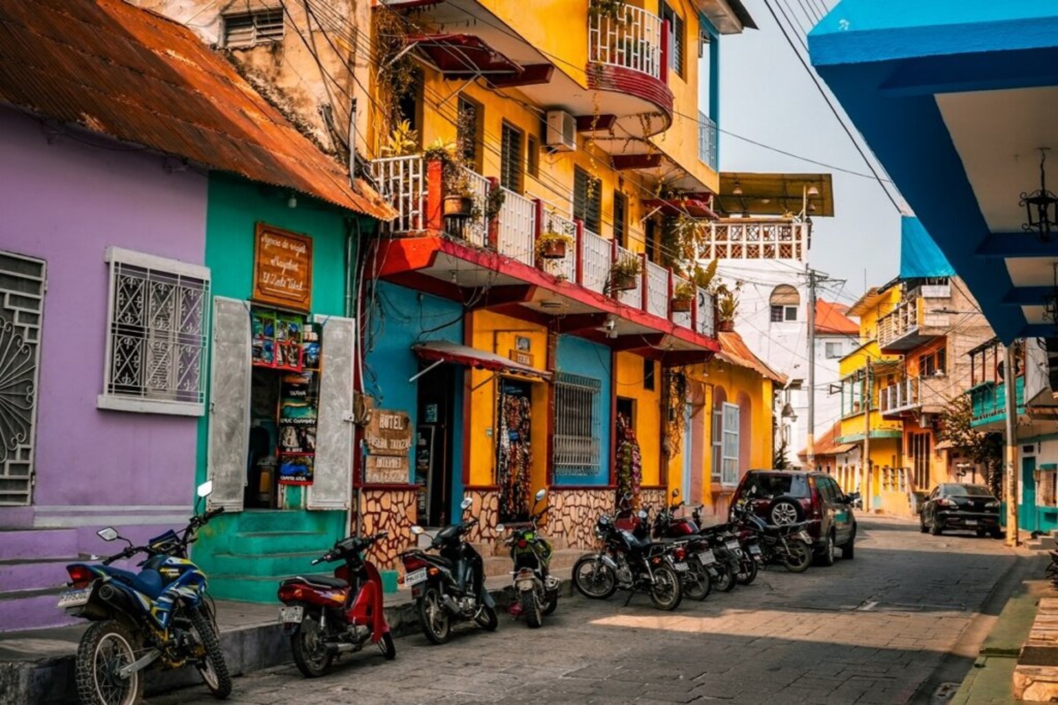Calles coloridas de Flores, Petén
